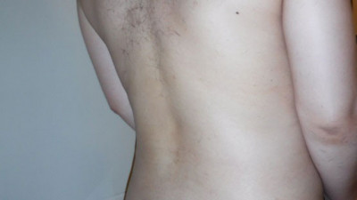 집에서 엄마 뒷머리 잘라주는데 알몸을 보여줍니다.