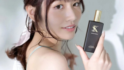 직접 론칭한 향수 홍보하는 카와키타 사이카 사진