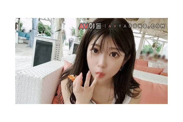 해변을 걷는 흰 원피스 차림의 너무 슬림한 미녀